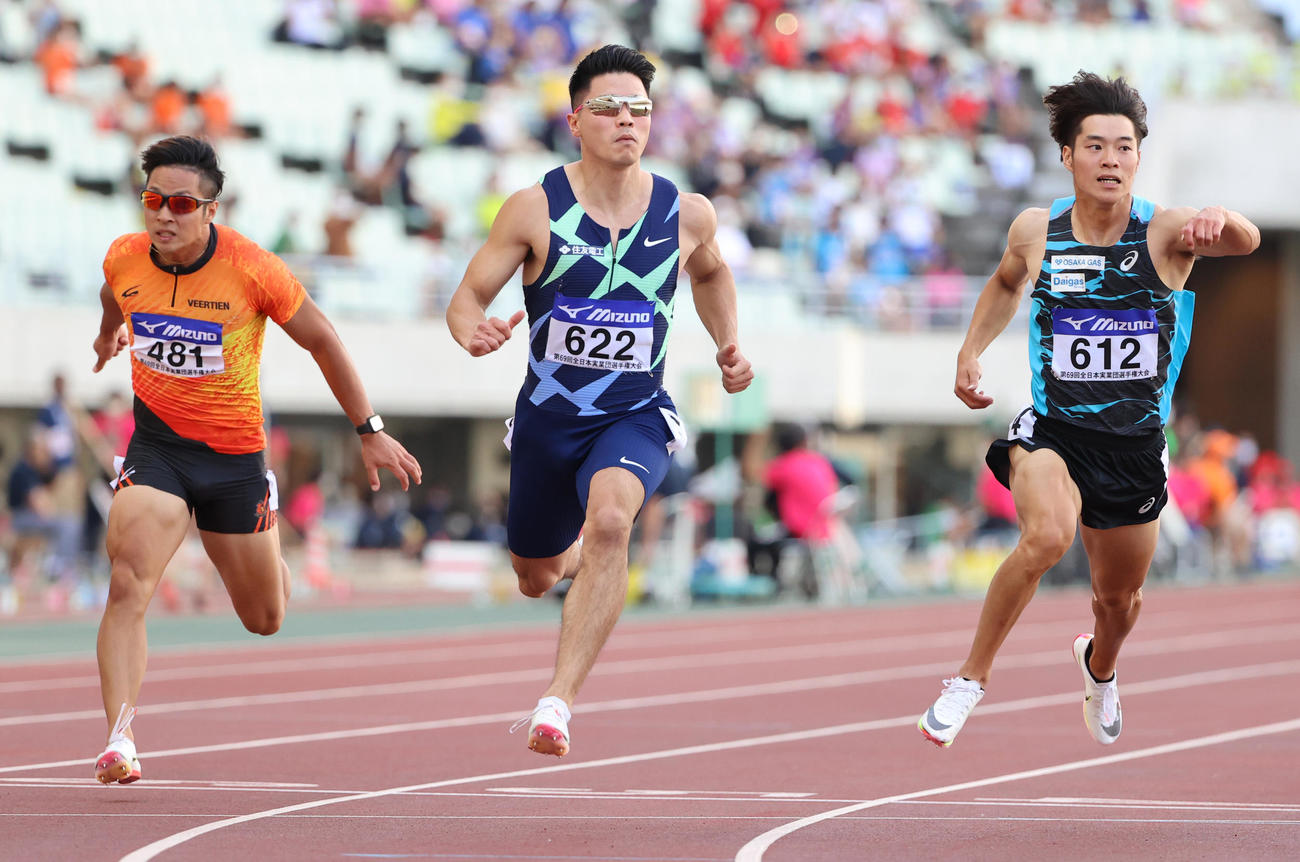 男子100メートル決勝　10秒19で1位となる小池祐貴（中央）（撮影・清水貴仁）