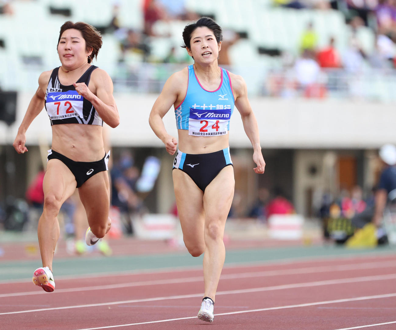 女子100メートル決勝　11秒60で1位となる青木益未（右）（撮影・清水貴仁）