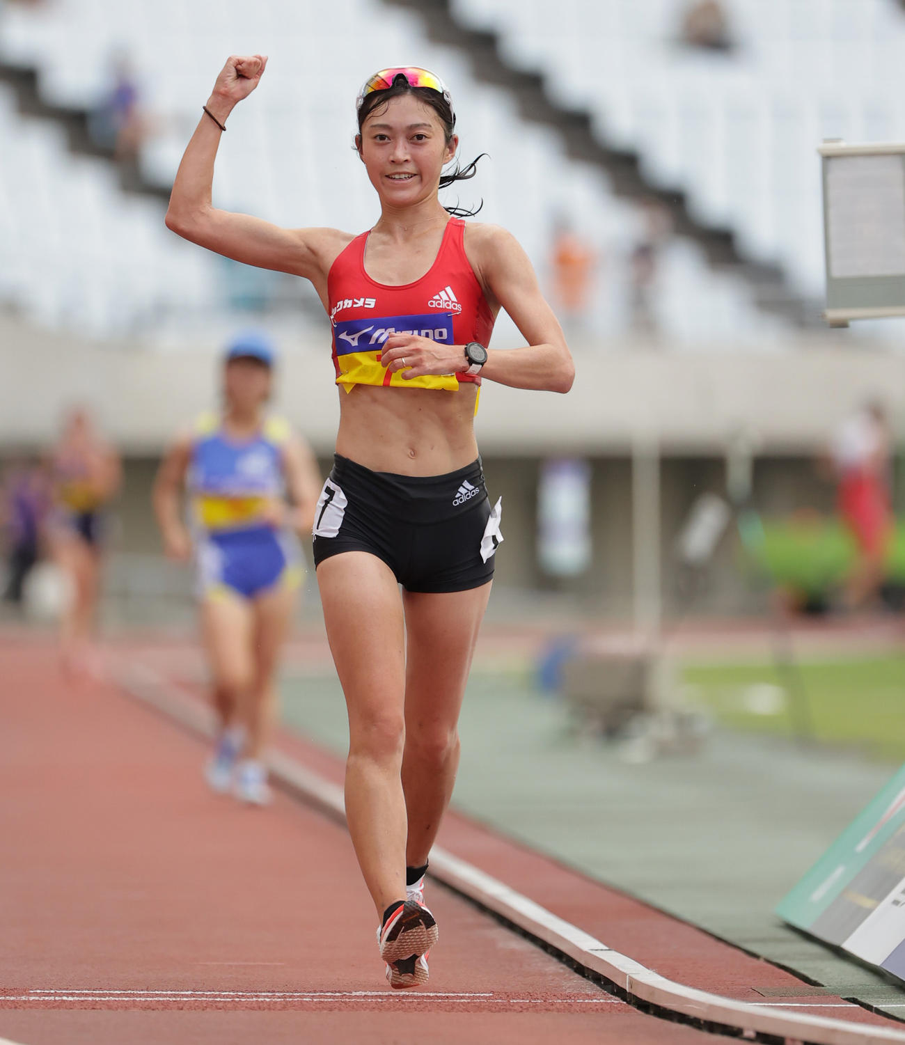 女子5000メートル競歩　21分24秒95で優勝する岡田久美子（撮影・清水貴仁）