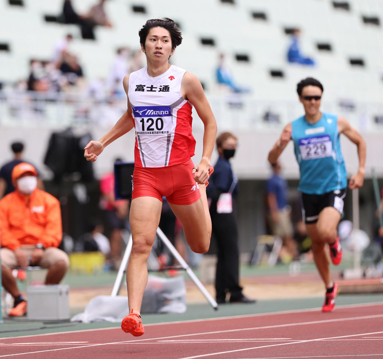 男子400メートル決勝　49秒75で優勝する豊田将樹（撮影・清水貴仁）