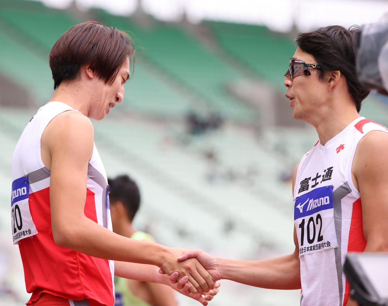 男子400メートル決勝　49秒75で優勝する豊田将樹（左）、右は2位岸本鷹幸（撮影・清水貴仁）