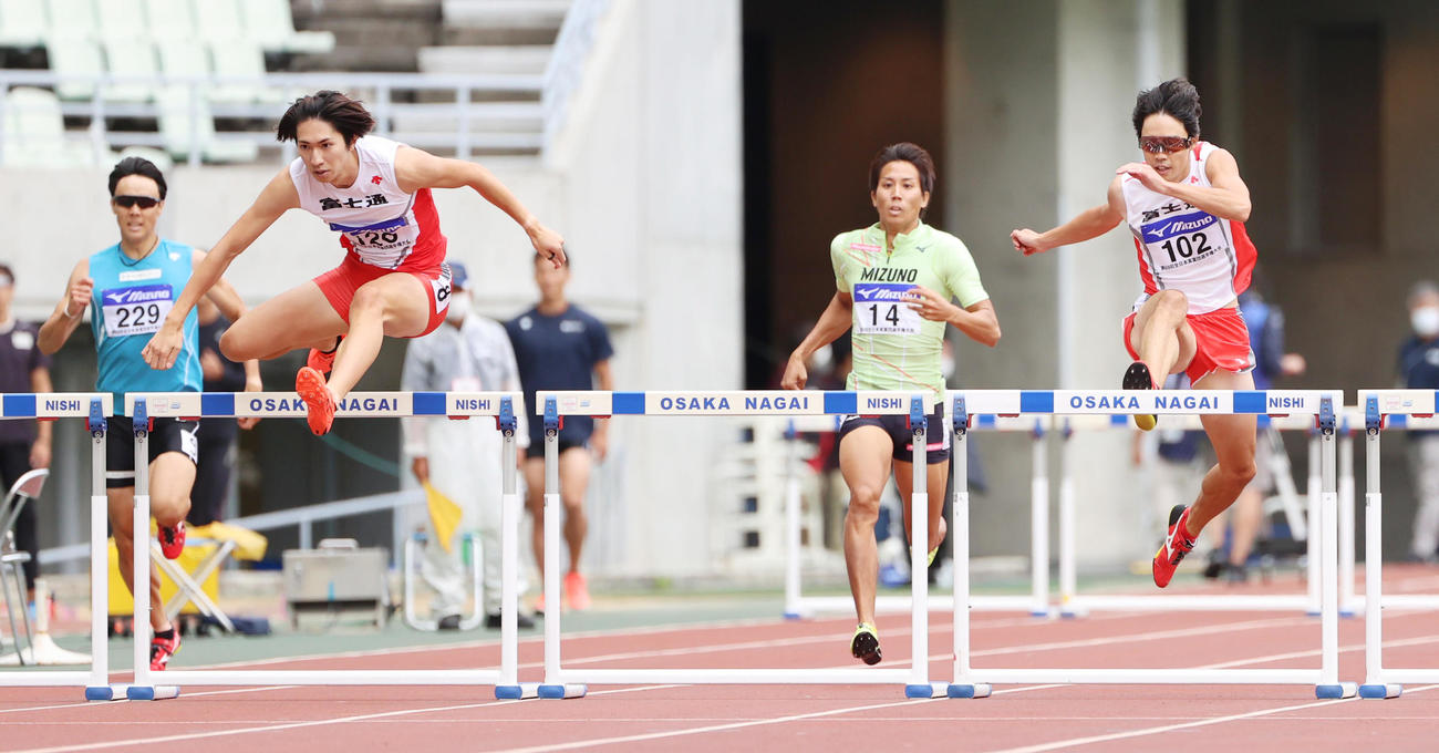 男子400メートル決勝　49秒75で優勝する豊田将樹（左から2人目）、右は2位岸本鷹幸（撮影・清水貴仁）