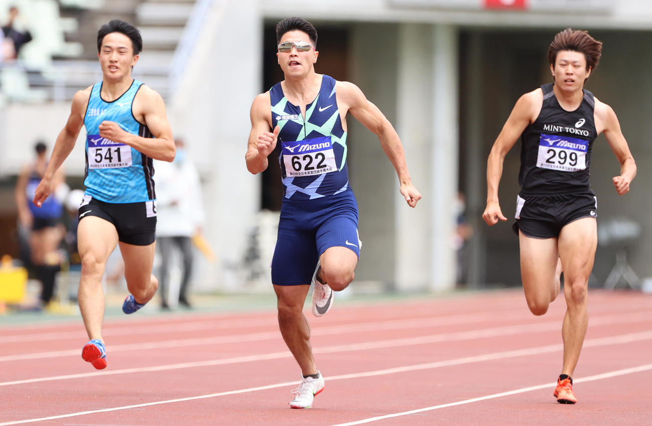 男子200メートル決勝　20秒55で優勝する小池祐貴（中央）（撮影・清水貴仁）