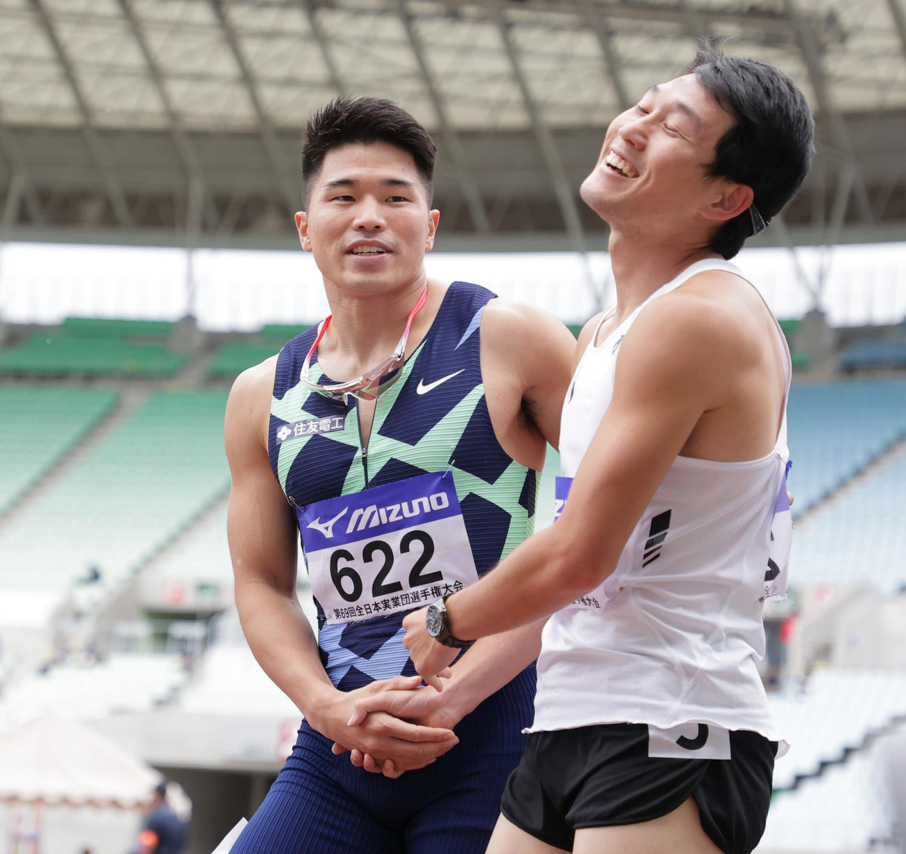 男子200メートル決勝　20秒55で優勝しほかの選手を健闘をたたえ合う小池祐貴（左）（撮影・清水貴仁）