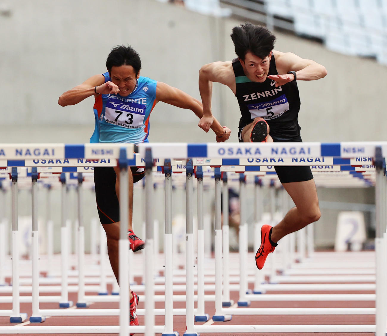 男子110メートル障害決勝　13秒83で7位となる矢沢航（左）、右は13秒75で5位の高山峻野（撮影・清水貴仁）
