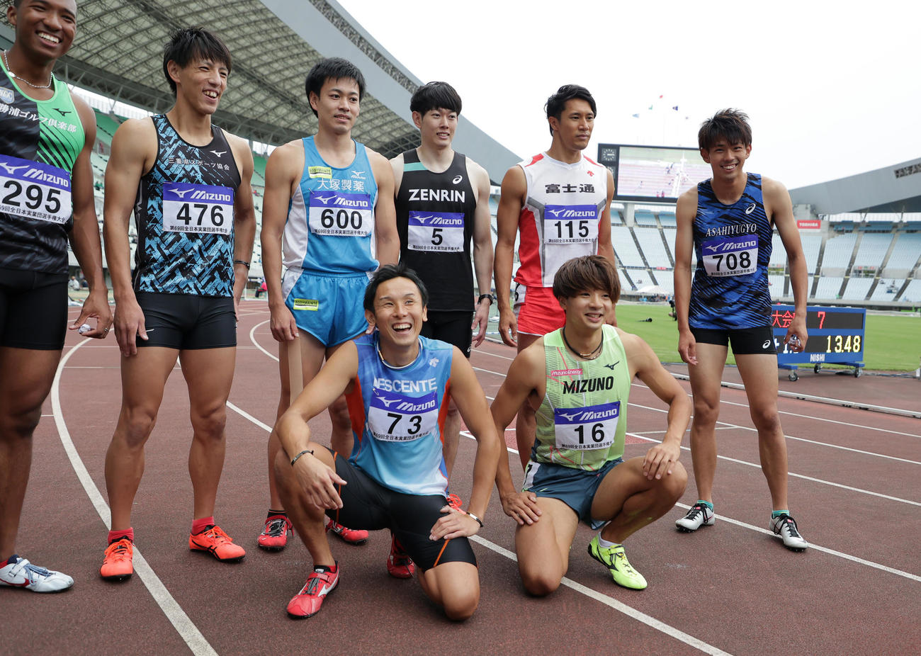 男子110メートル障害決勝　13秒48の大会新で優勝した金井大旺（前列右）は同じく引退する矢沢航（前列左）とともに決勝に出場した選手と記念撮影を行う（撮影・清水貴仁）