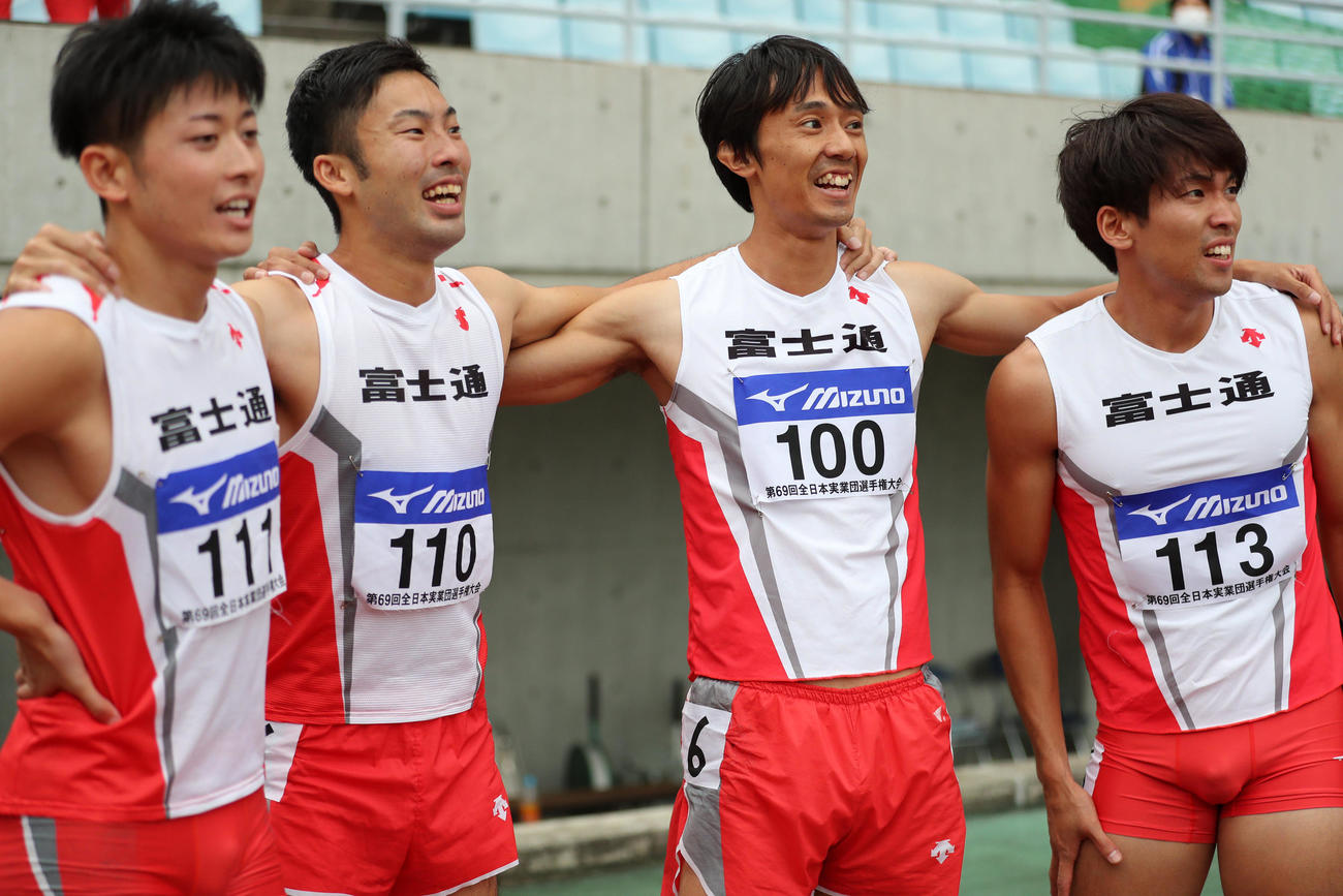 男子1600メートルリレー　3分11秒98で優勝し記念撮影を行う高瀬慧（右から2人目）ら富士通リレーメンバー、左から佐藤拳太郎、橋元晃志、高瀬、北川貴理（撮影・清水貴仁）