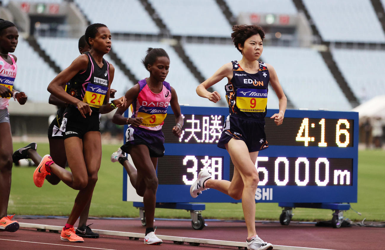 女子5000メートル（タイムレース）　スタートからレースを引っ張る萩谷楓（右）（撮影・清水貴仁）