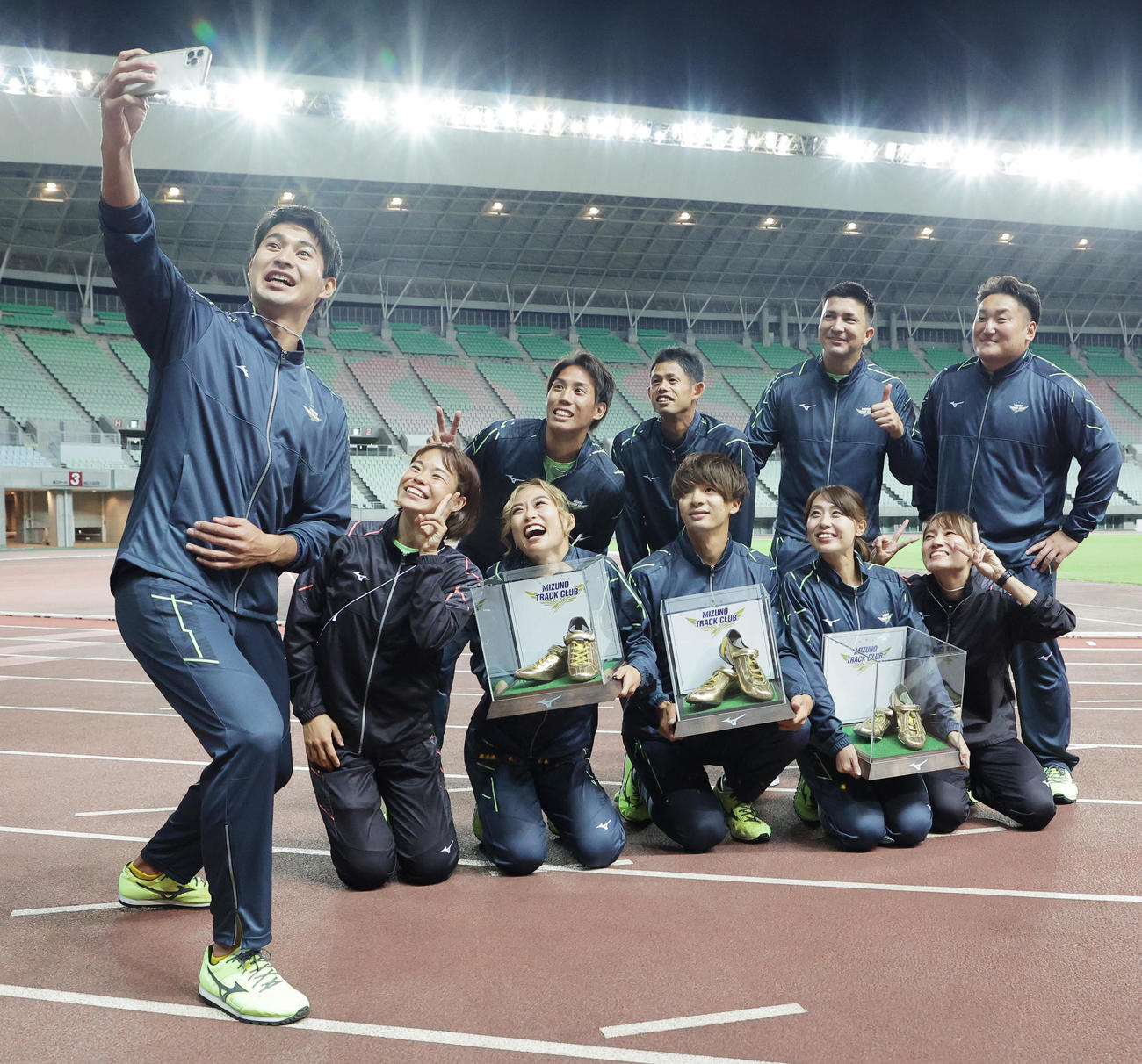 引退する（前列左3人目から）和田麻希、金井大旺、市川華菜の3選手は飯塚翔太（左）ら所属するミズノの選手と記念撮影を行う（撮影・清水貴仁）