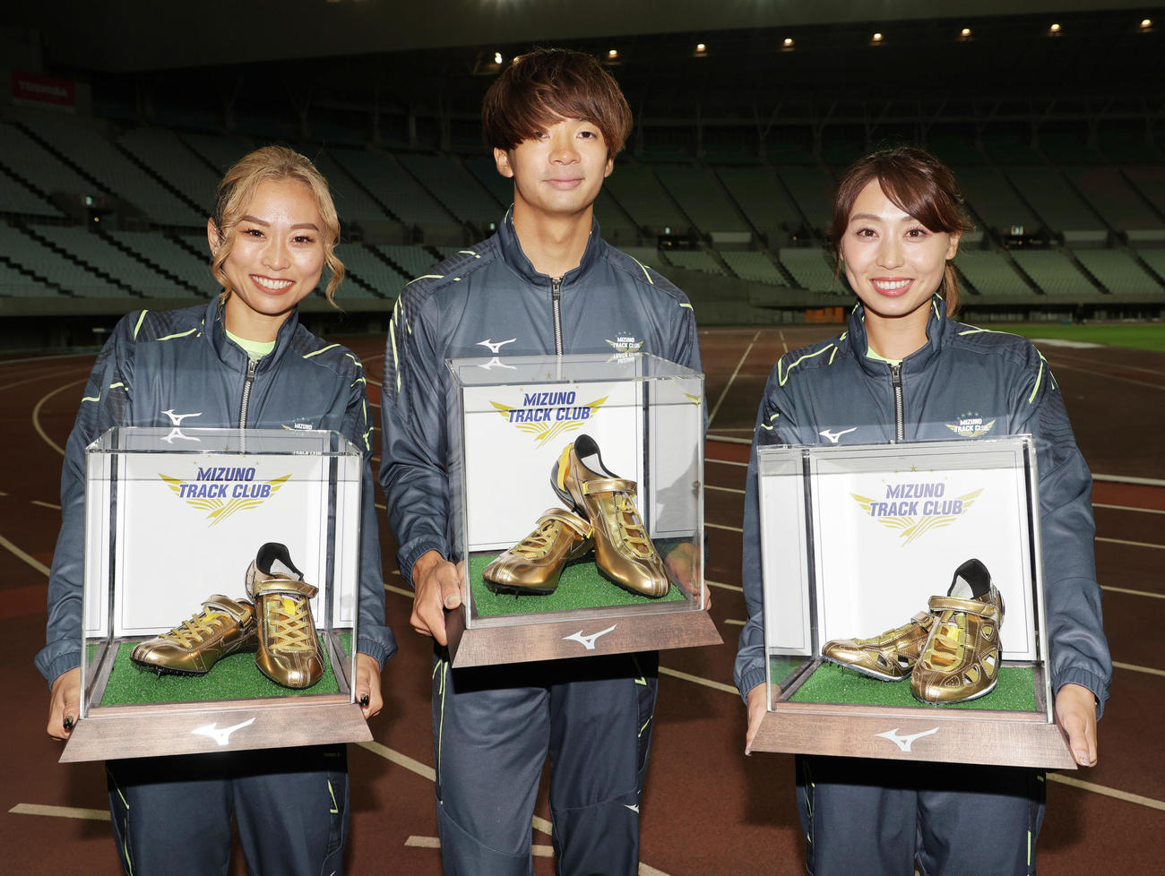 引退する和田麻希（左）、金井大旺（中央）、市川華菜の3選手に所属のミズノからゴールドスパイクが贈呈される（撮影・清水貴仁）