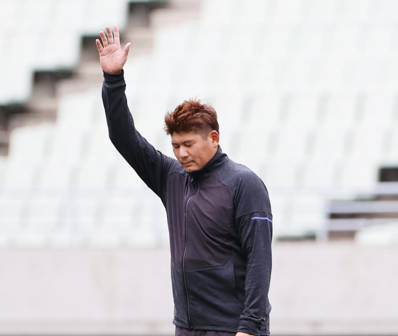 男子やり投げ　選手紹介を受ける村上幸史（撮影・清水貴仁）