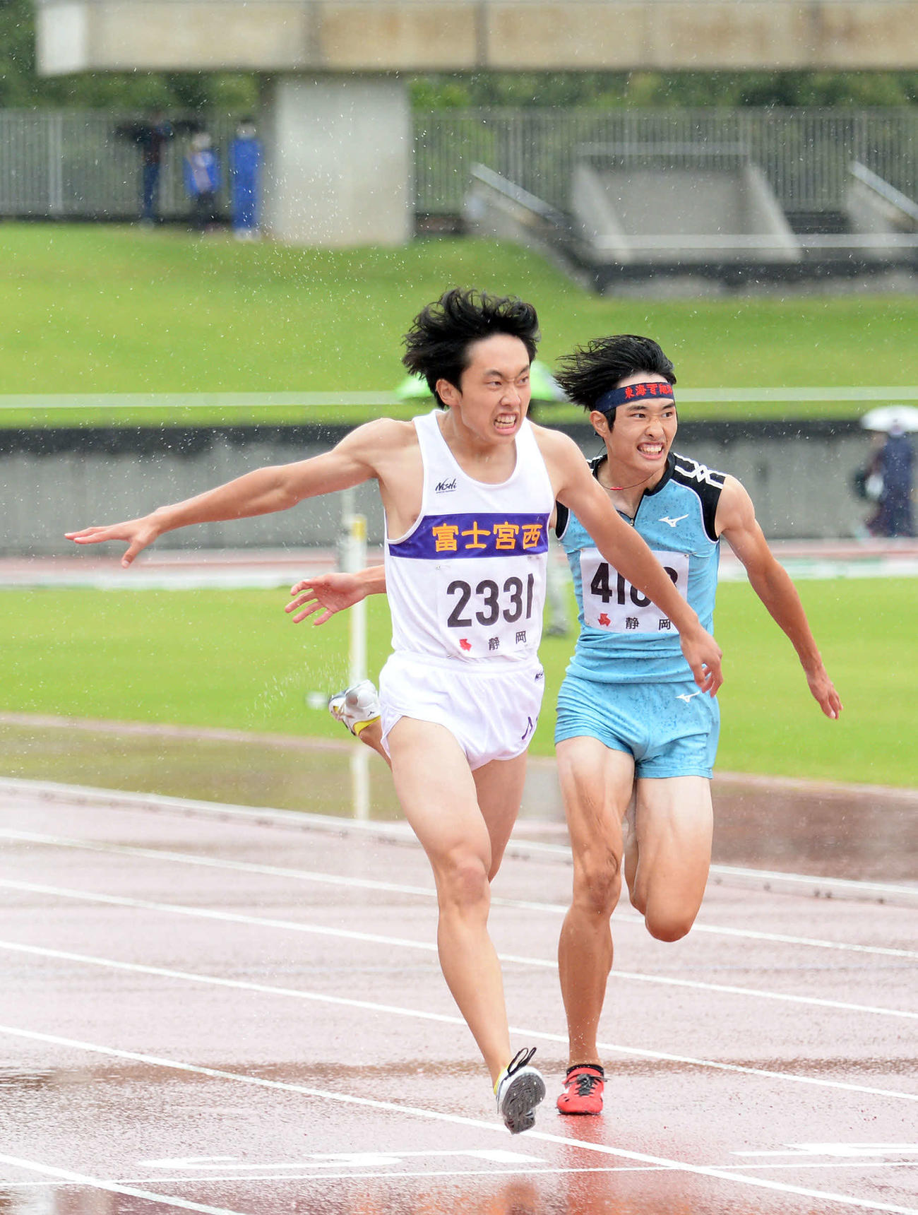男子200メートルで優勝した富士宮西・大田（左）。右は2位の東海大静岡翔洋・深沢