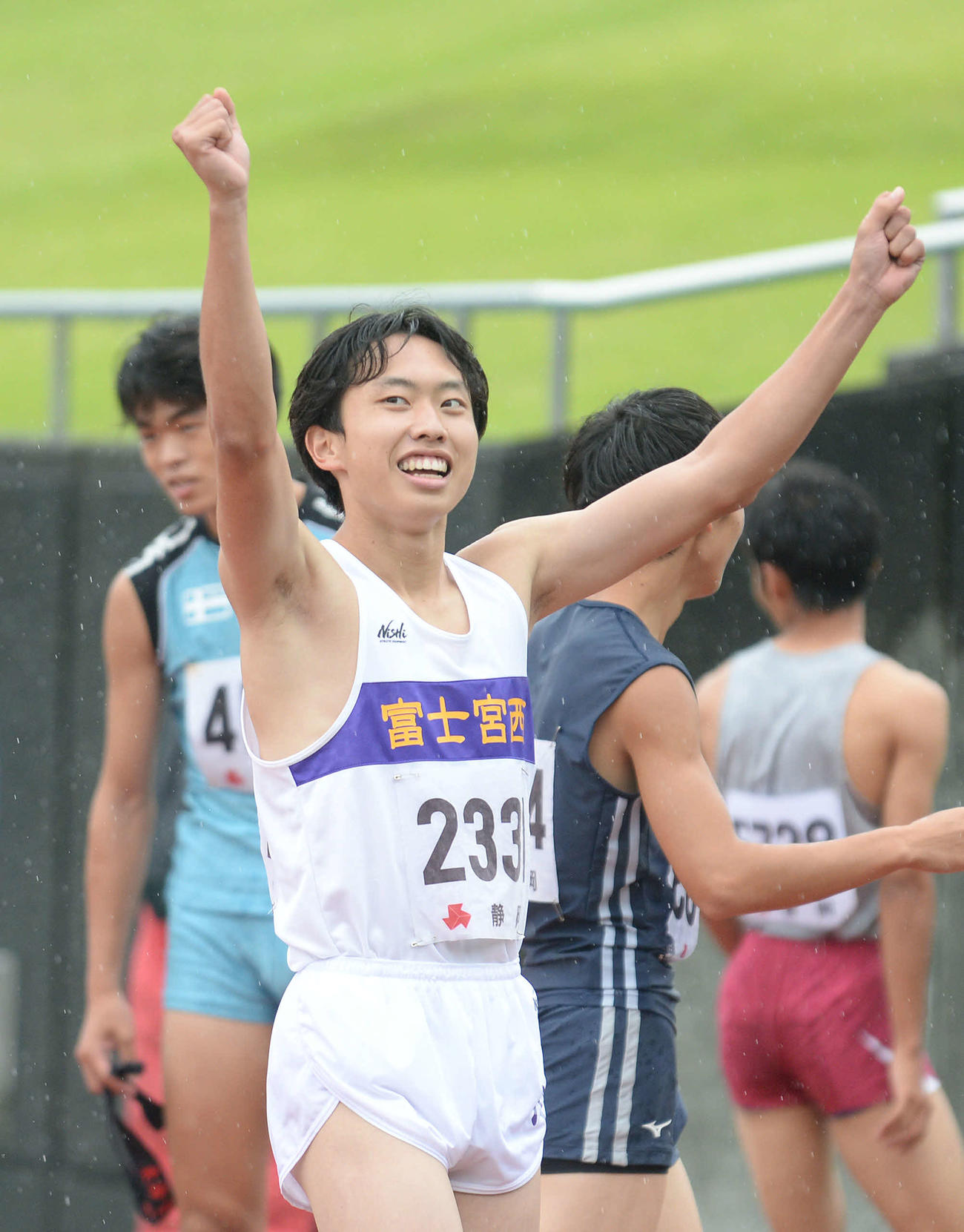 男子200メートルで優勝し、ガッツポーズする富士宮西・大田