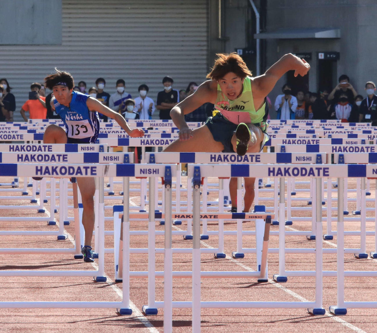 男子110メートル障害に出場した金井（右）（撮影・保坂果那）