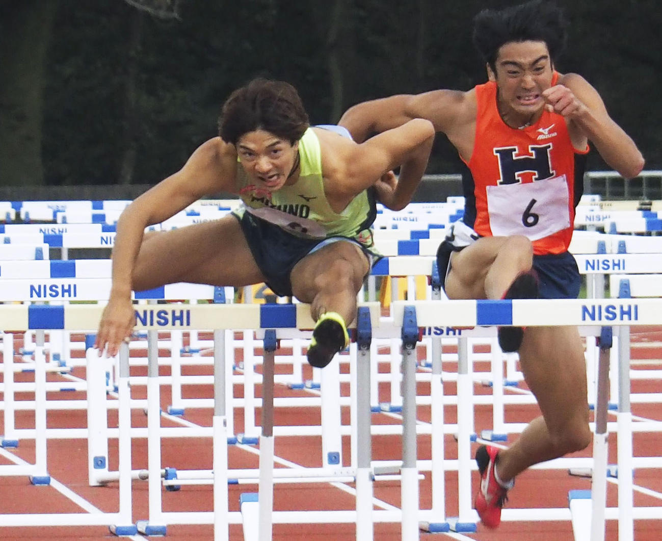 現役最後のレースに臨む金井（左）（共同）