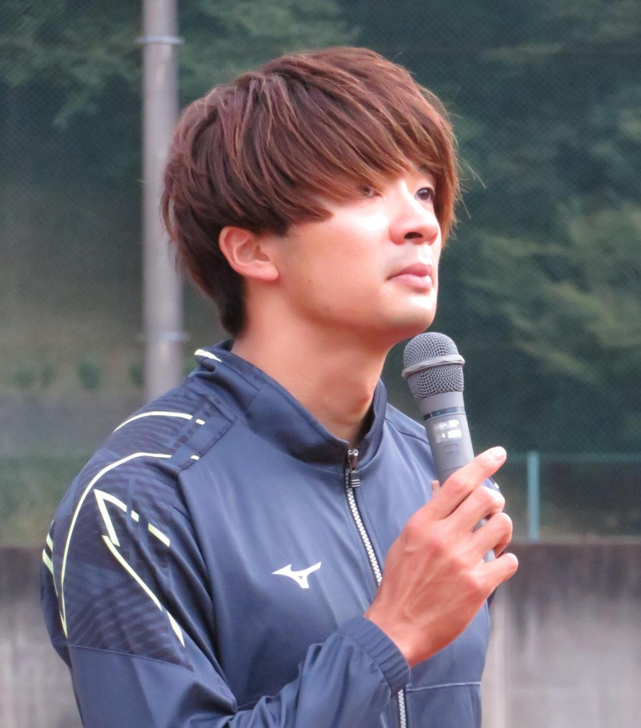 引退式のあいさつで涙する金井大旺（撮影・峯岸佑樹）