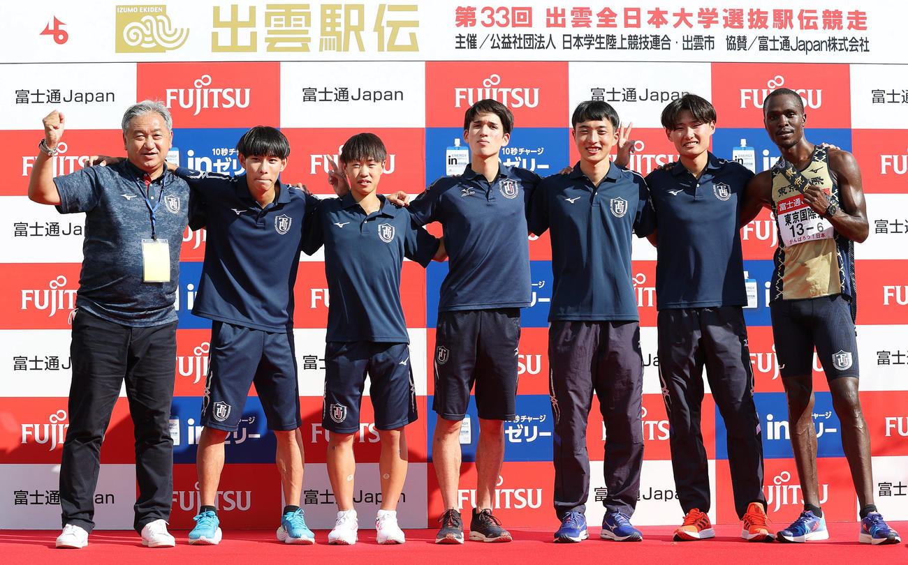 初出場初優勝を達成した東京国際大の選手たち。左から大志田監督、1区の山谷、2区の佐藤、3区の丹所、4区の白井、5区の宗像、6区のヴィンセント（撮影・前田充）