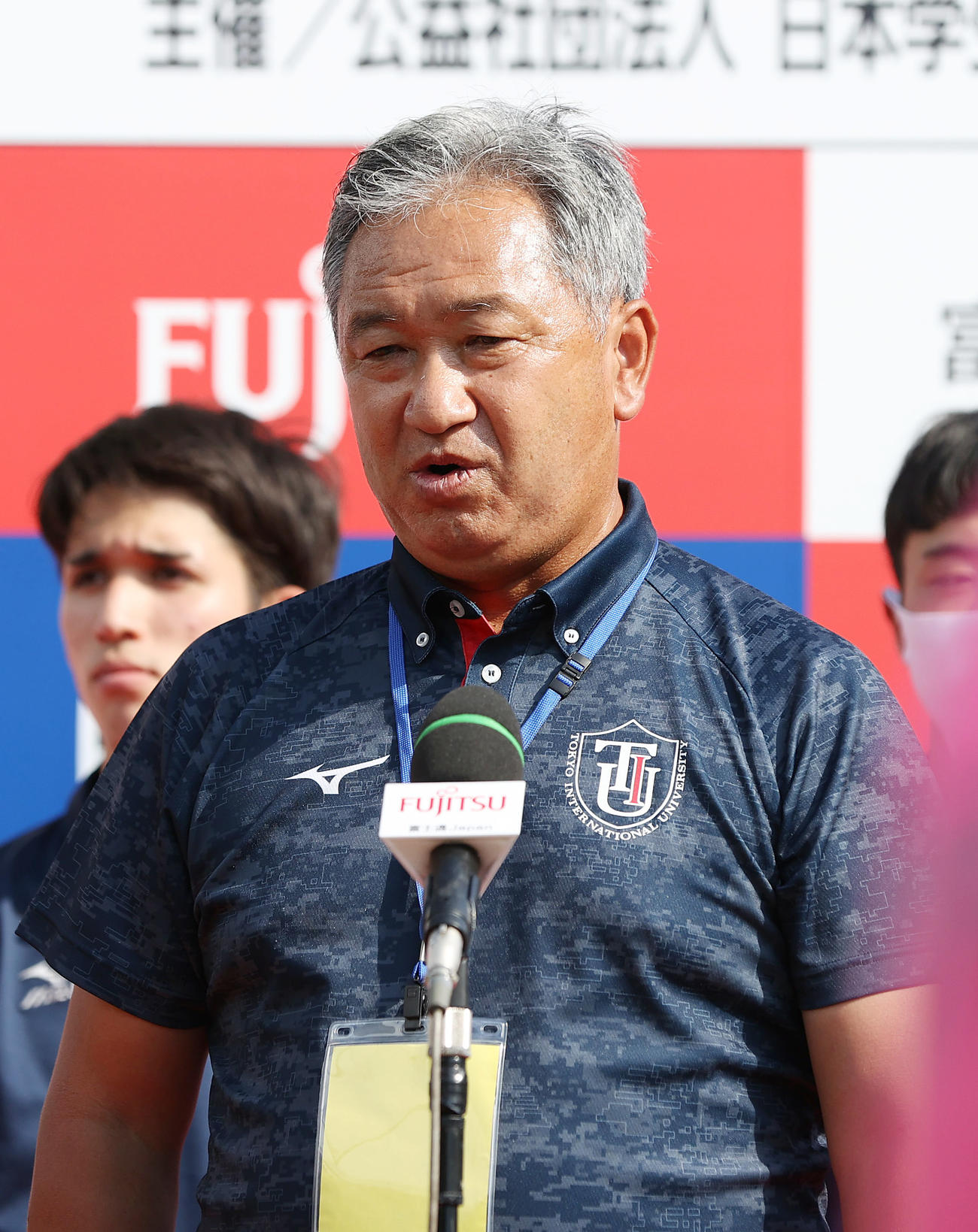 初出場初優勝を達成しインタビューに答える東京国際大・大志田監督（撮影・前田充）
