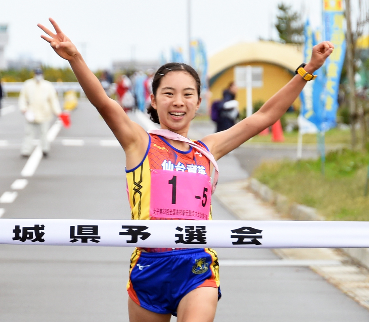 30連覇ポーズでゴールテープを切る仙台育英5区・杉森（撮影・山田愛斗）