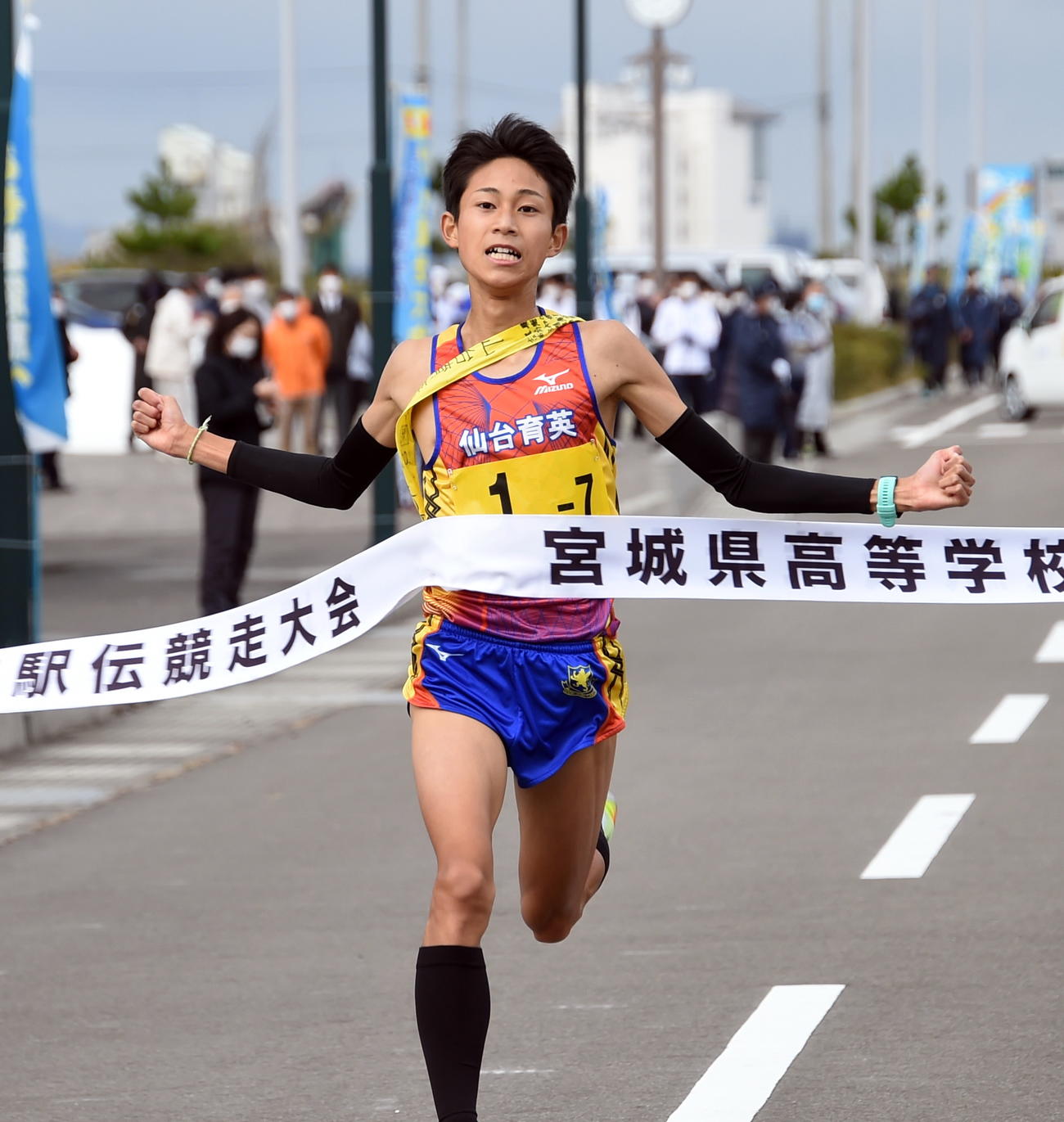 両手を広げてゴールする仙台育英7区・佐藤