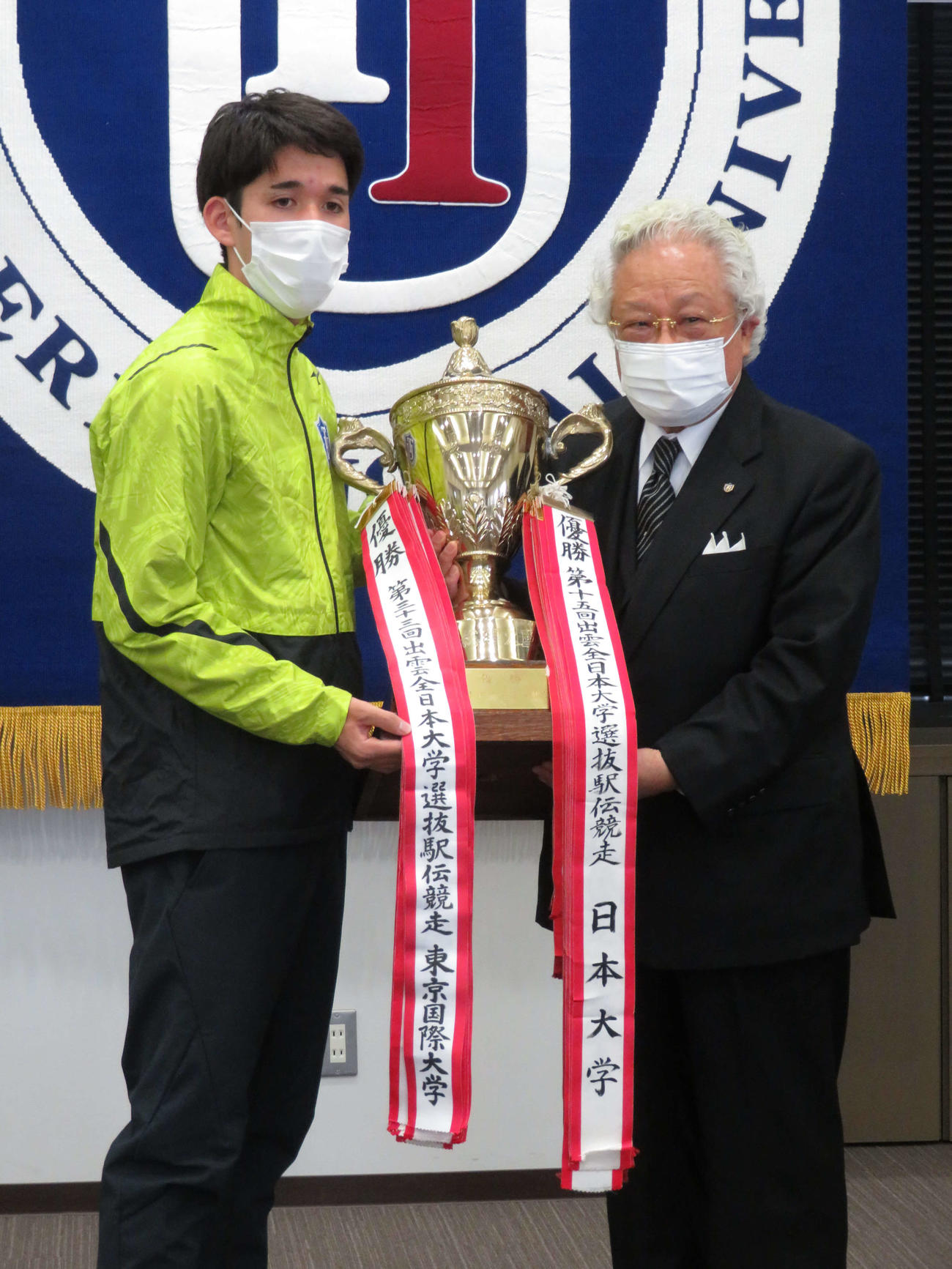 出雲駅伝初優勝報告会に出席した東京国際大の丹所健（左）。右は倉田信靖総長（撮影・近藤由美子）
