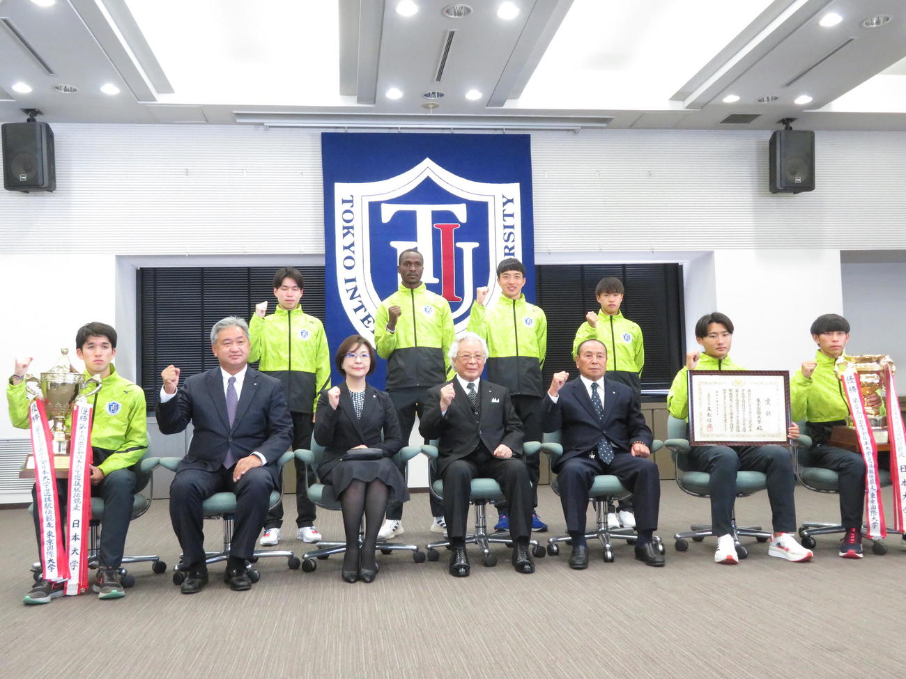 出雲駅伝初優勝報告会に出席した東京国際大メンバーと関係者。前列左から丹所健、大志田秀次監督。後列左から2人目がヴィンセント・イエゴン（撮影・近藤由美子）
