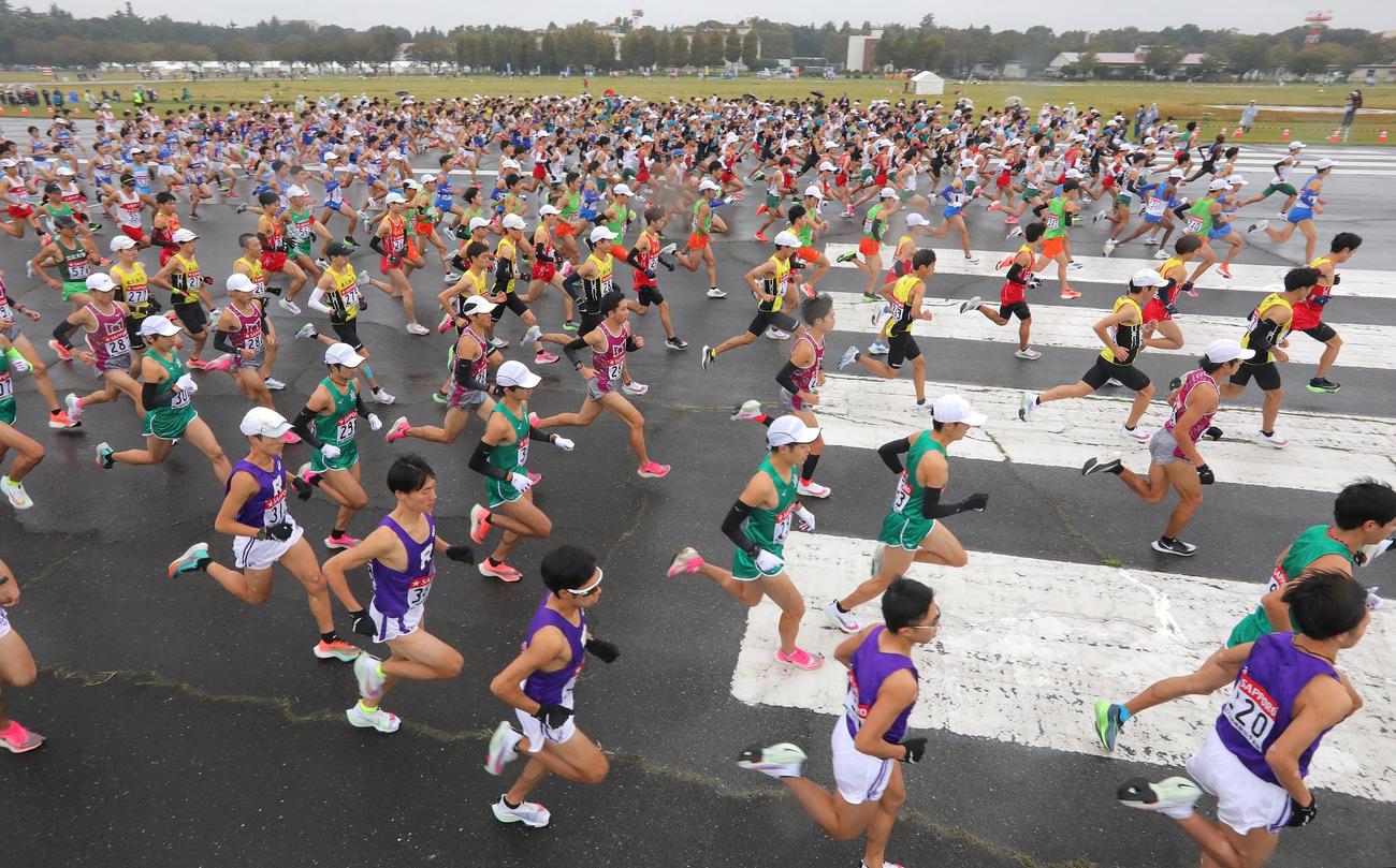20年10月、箱根駅伝予選会でスタートする選手たち