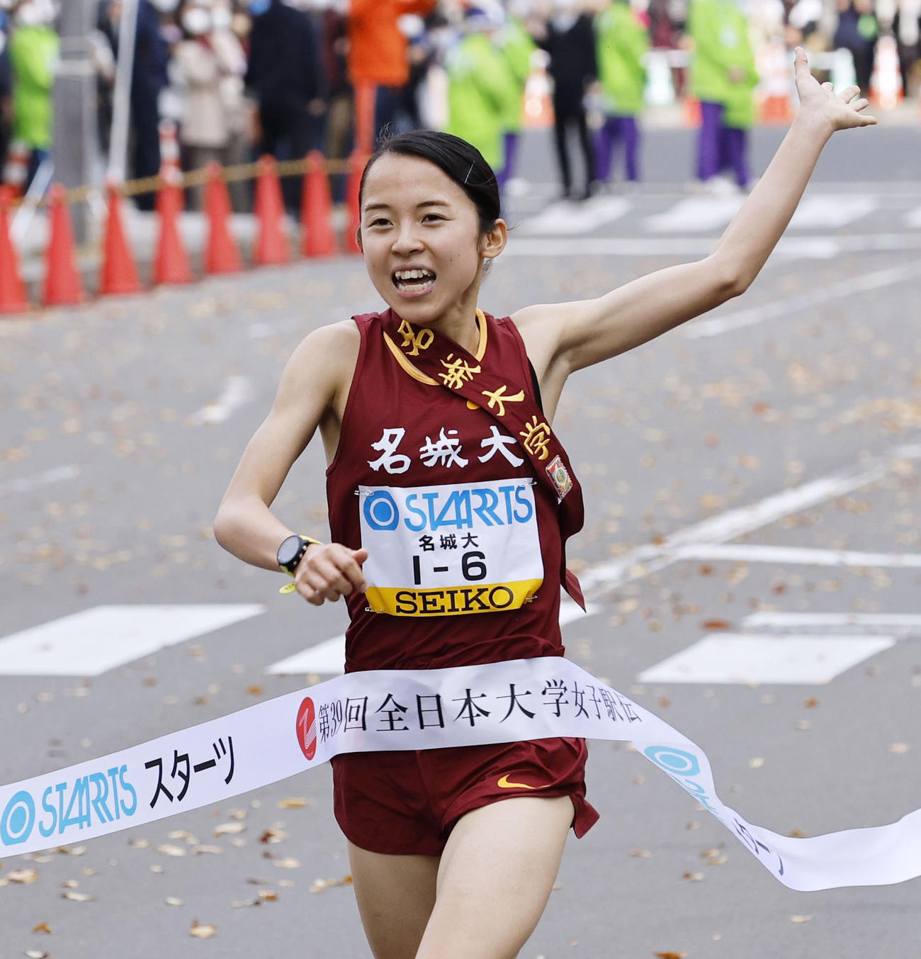 1位でゴールする名城大のアンカー・増渕祐香。史上2校目の5連覇を果たした（共同）