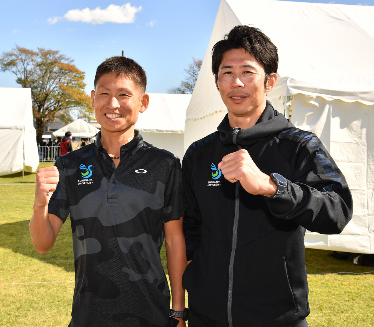 箱根駅伝初出場を決めた駿河台大の今井（左）と徳本監督はガッツポーズする（撮影・柴田隆二）