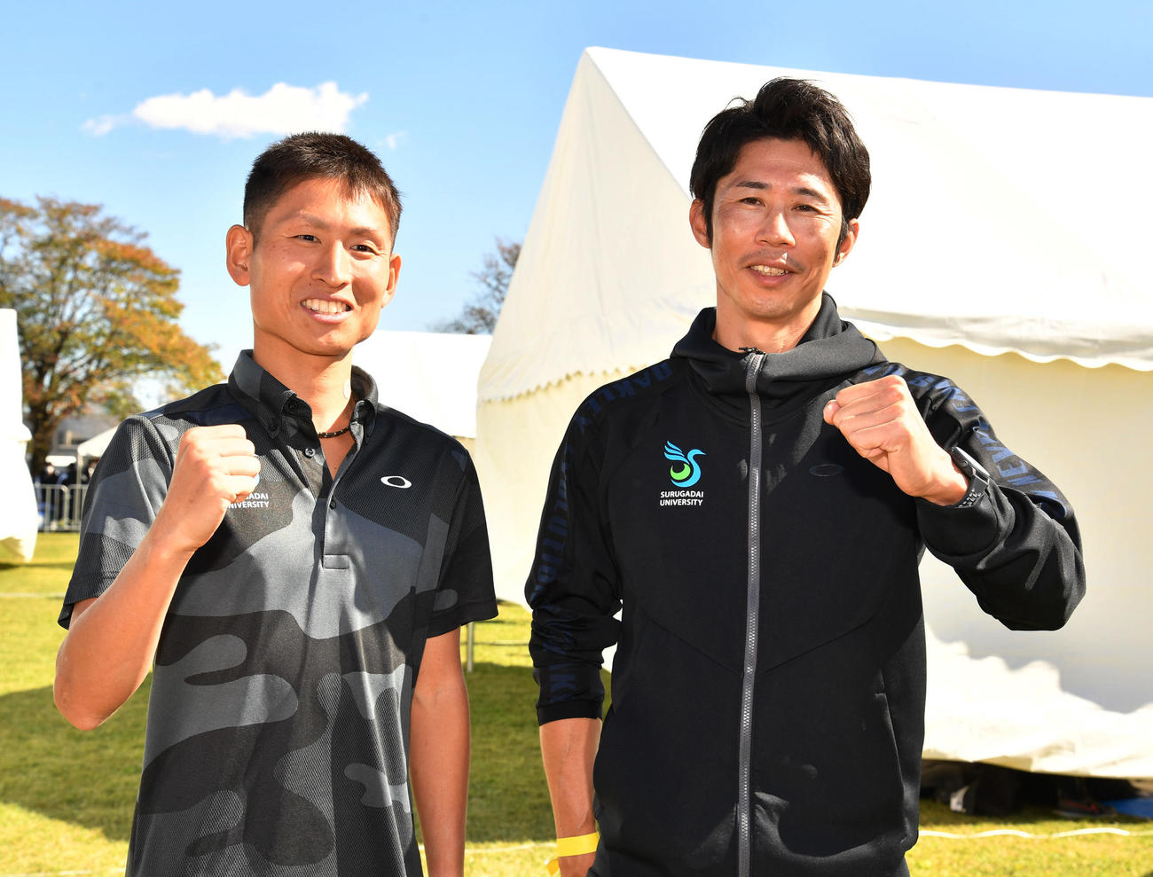 箱根駅伝初出場を決めた駿河台大の今井（左）と徳本監督はガッツポーズ（撮影・柴田隆二）