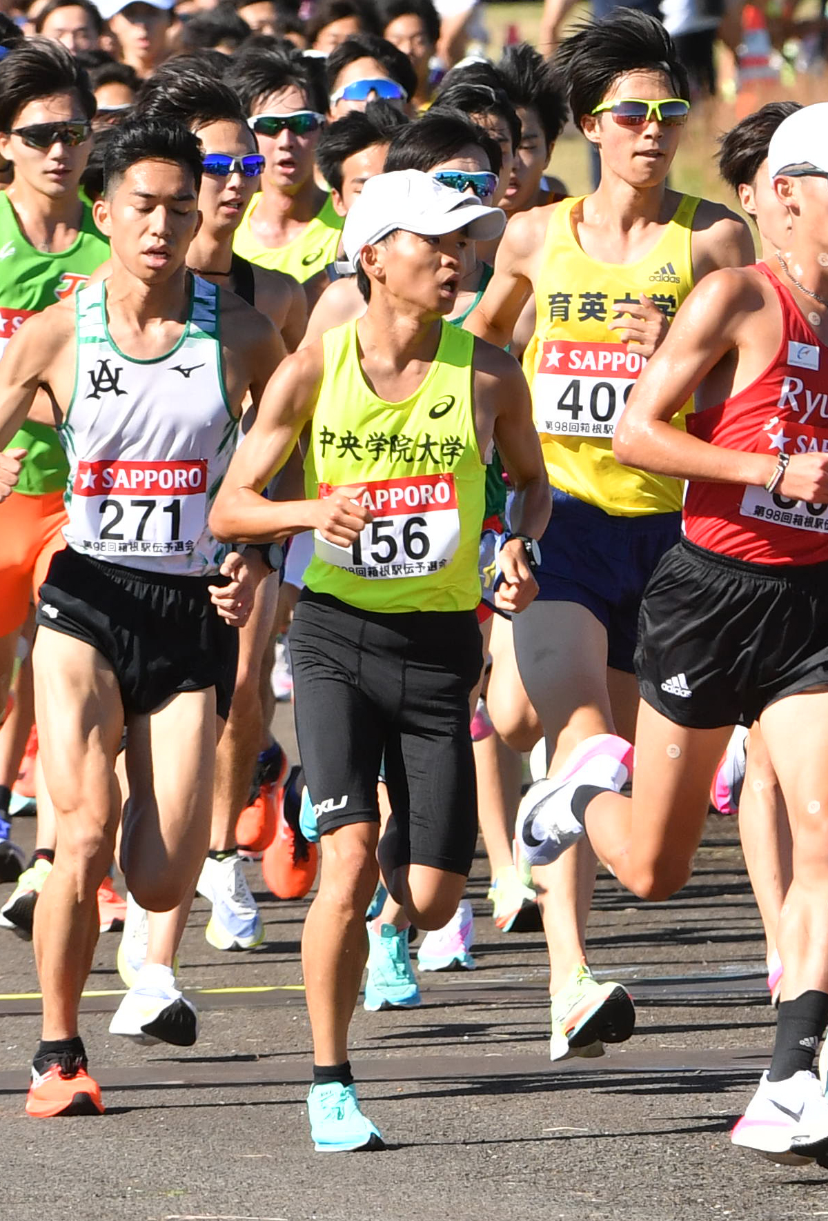 箱根駅伝予選会で激走する日本人1位の中央学院大・栗原(中央）（撮影・柴田隆二）