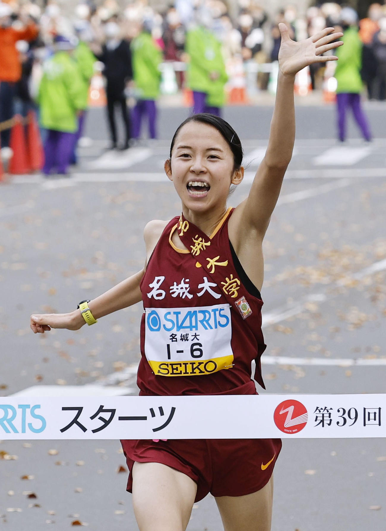 1位でゴールする名城大のアンカー・増渕祐香。史上2校目の5連覇を果たした（共同）