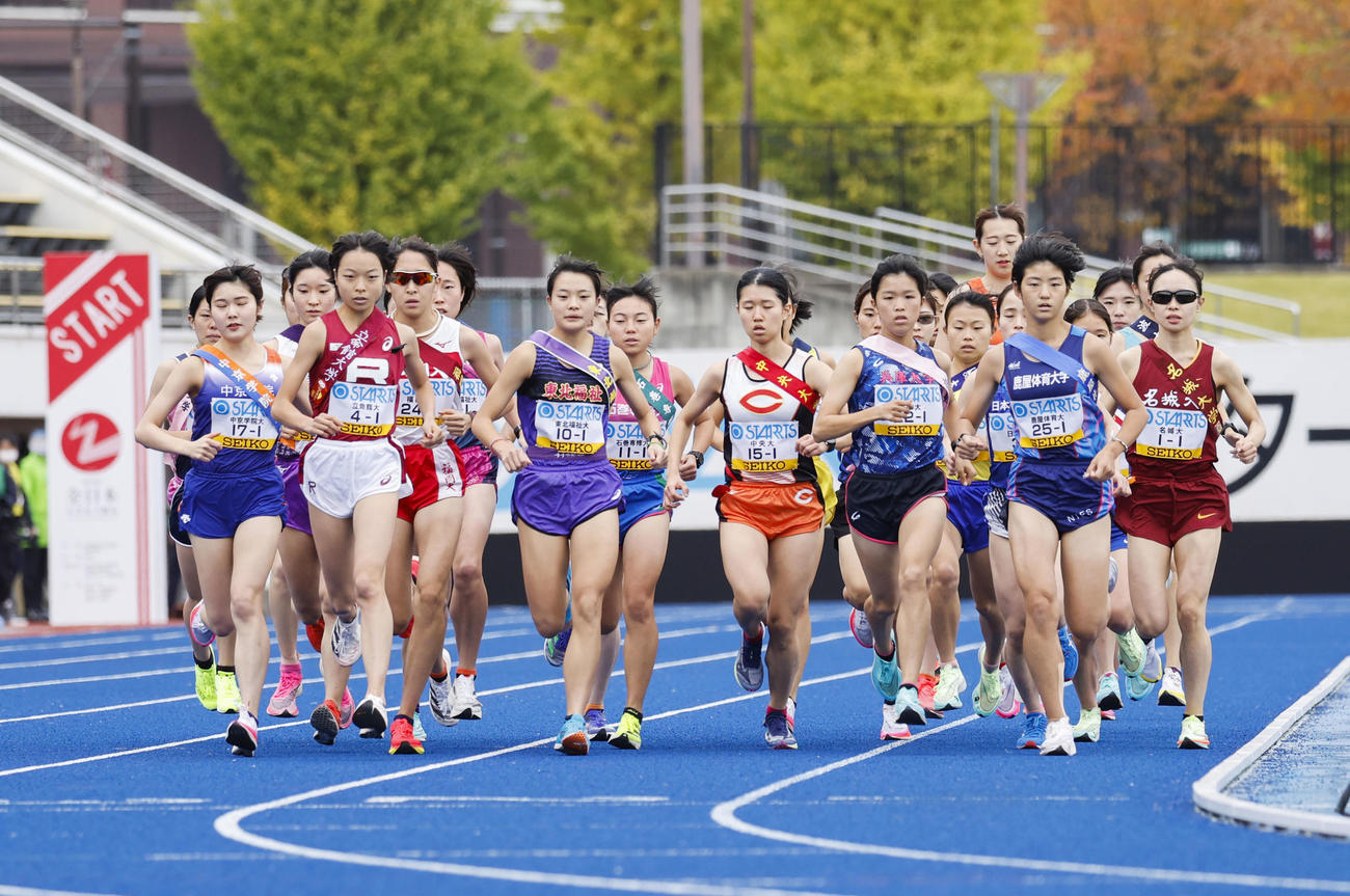 全日本大学女子駅伝でスタートした選手たち（共同）