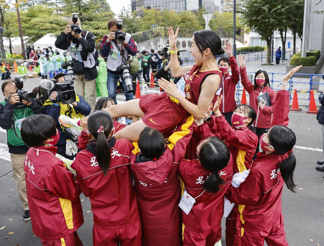 1位でゴールし、胴上げされる名城大のアンカー・増渕祐香。5連覇を果たした（共同）