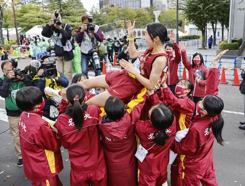 1位でゴールし、胴上げされる名城大のアンカー・増渕祐香。5連覇を果たした（共同）