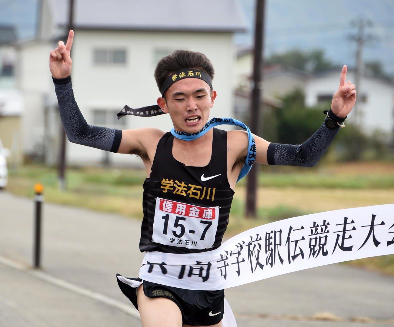 学法石川男子7区・藤宮は「11連覇ポーズ」でゴール（撮影・山田愛斗）