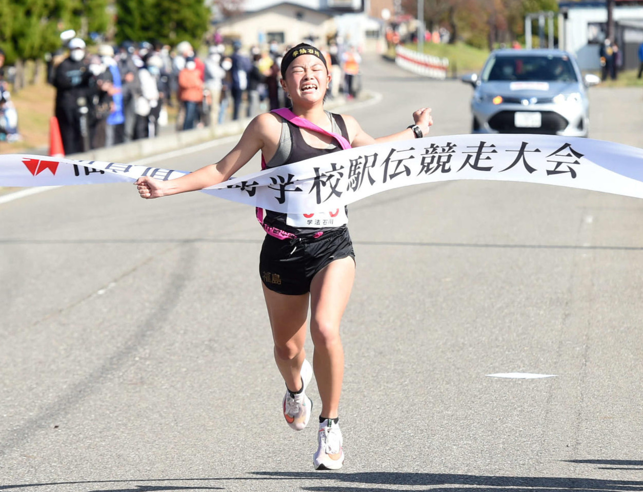 6連覇のゴールテープを切る学法石川女子・小島彩主将