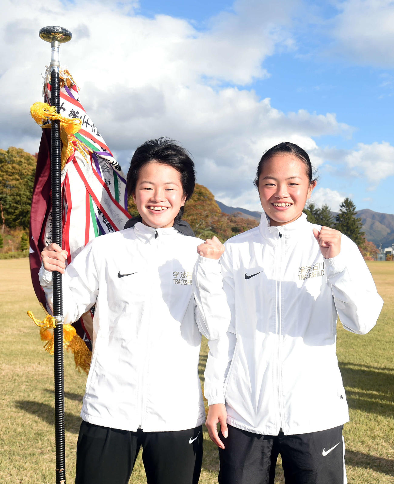 6連覇を果たし笑顔の学法石川の小島姉妹。姉さくら（左）と妹彩乃主将