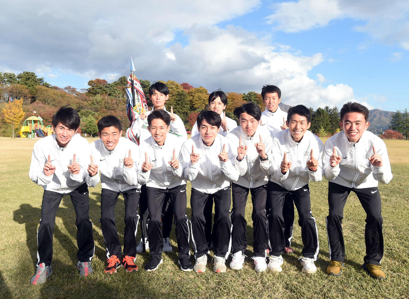 指で連覇数の「11」を作る学法石川・男子の選手たち。前列左から山口、山崎、菅野、大湊、富岡、薄根、藤宮、後列左から小田切、圓谷、笹川