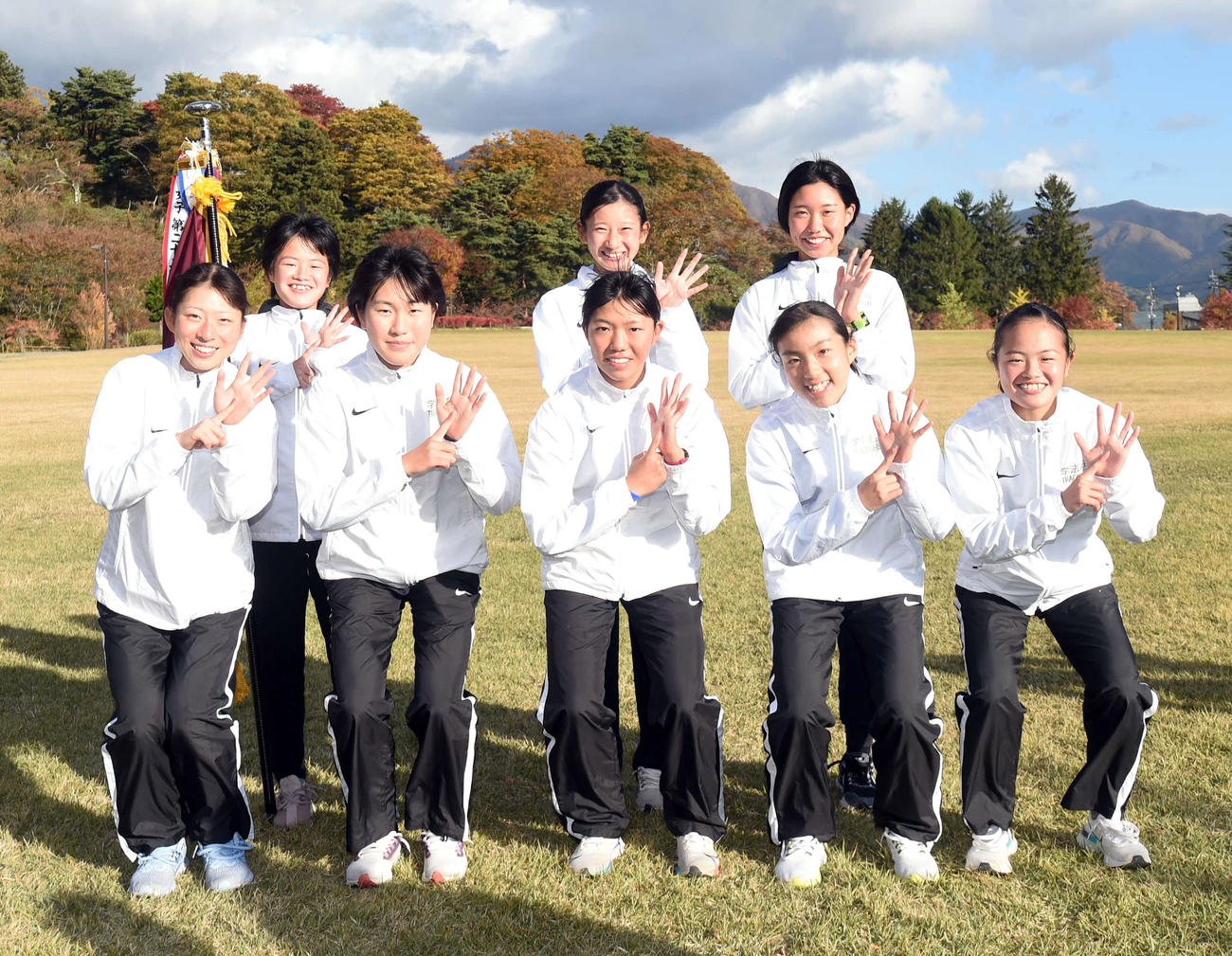 6連覇を喜ぶ学法石川・女子の前列左から大河原、佐藤、三科、佐藤、小島彩、後列左から小島さ、平尾、岩崎