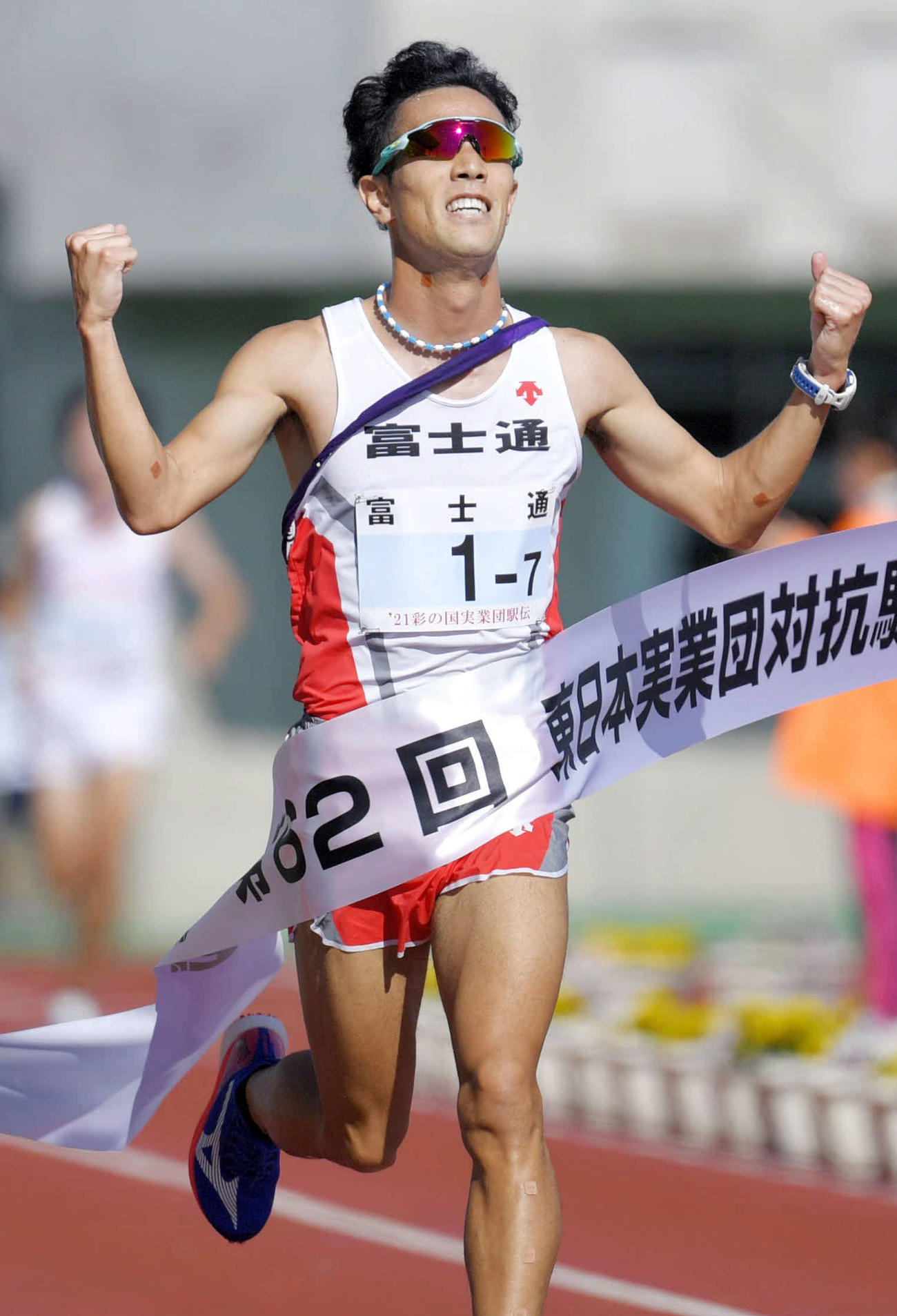 優勝のゴールテープを切る富士通のアンカー横手健（共同）