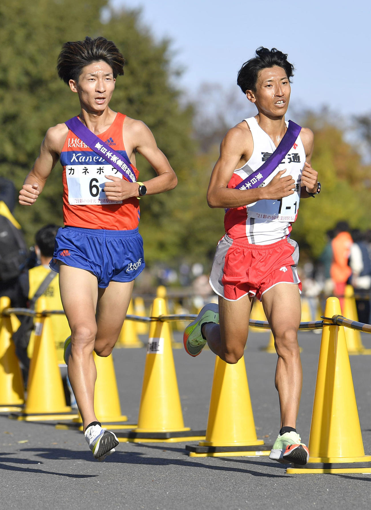 1区で力走する優勝した富士通の浦野雄平（右）（共同）