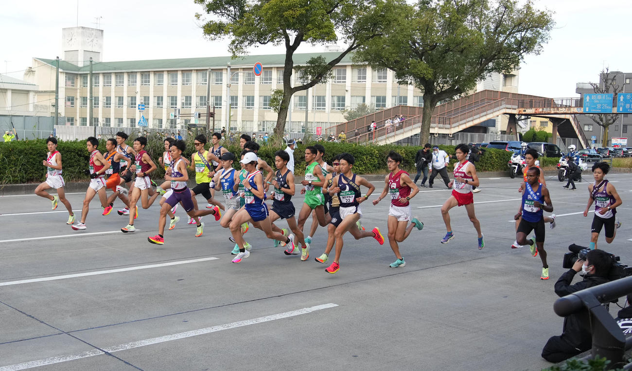 第53回全日本大学駅伝　スタートする各校第1走者（撮影・森本幸一）