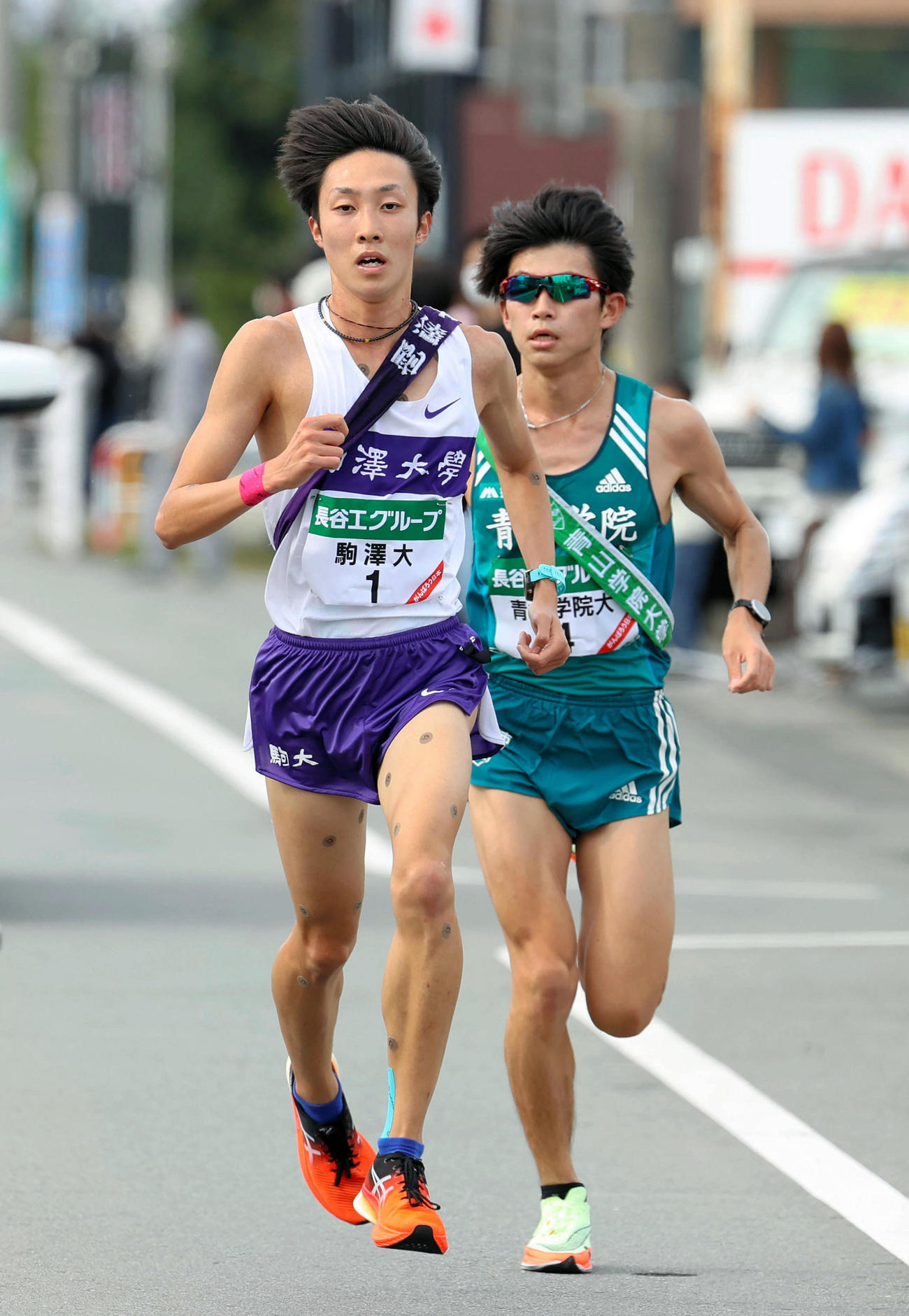 8区で青学大の飯田貴之（右）と競り合う駒大の花尾恭輔（代表撮影）
