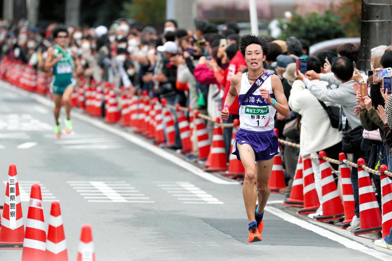 ゴール直前で青学大の飯田貴之（左奥）を振り切る駒大の花尾恭輔（代表撮影）