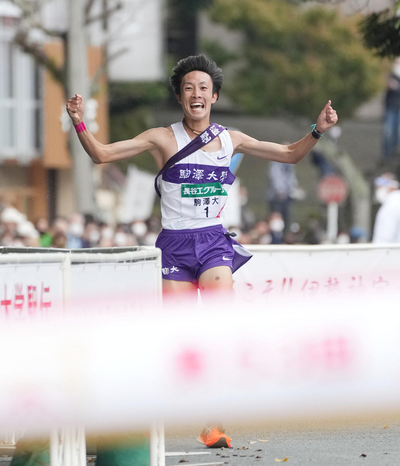 第53回全日本大学駅伝　ゴール前で勝利を確信しガッツポーズをする駒沢大・花尾（撮影・森本幸一）