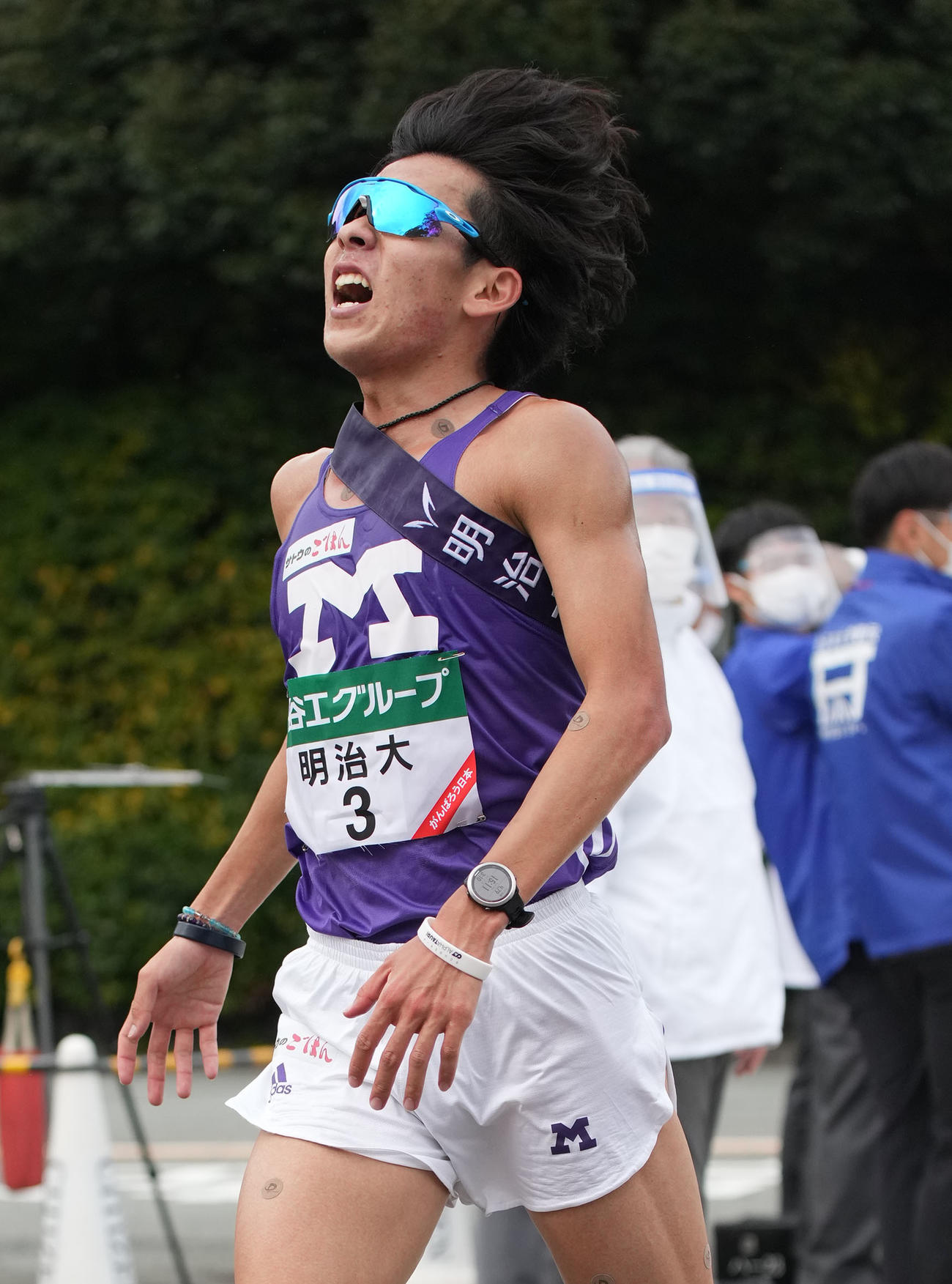 第53回全日本大学駅伝　7位でゴールする明治大・加藤（撮影・森本幸一）