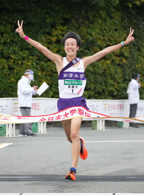 第53回全日本大学駅伝　1位でゴールする駒沢大の花尾（撮影・森本幸一）