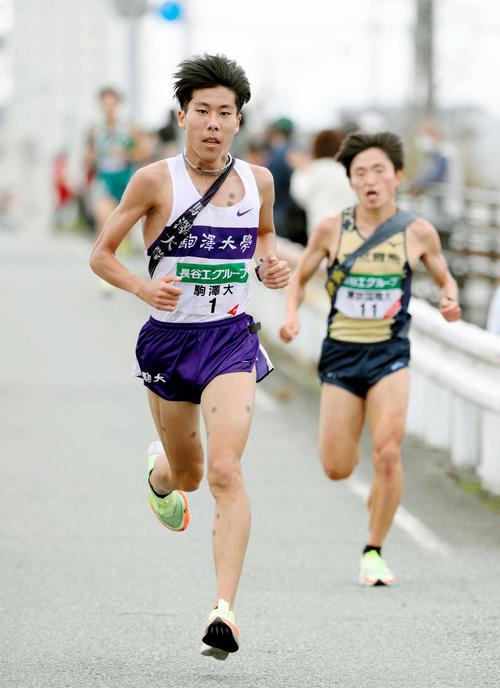 7区で東京国際大の野沢巧理（右奥）を抜き、先頭に立つ駒大の田沢廉（代表撮影）