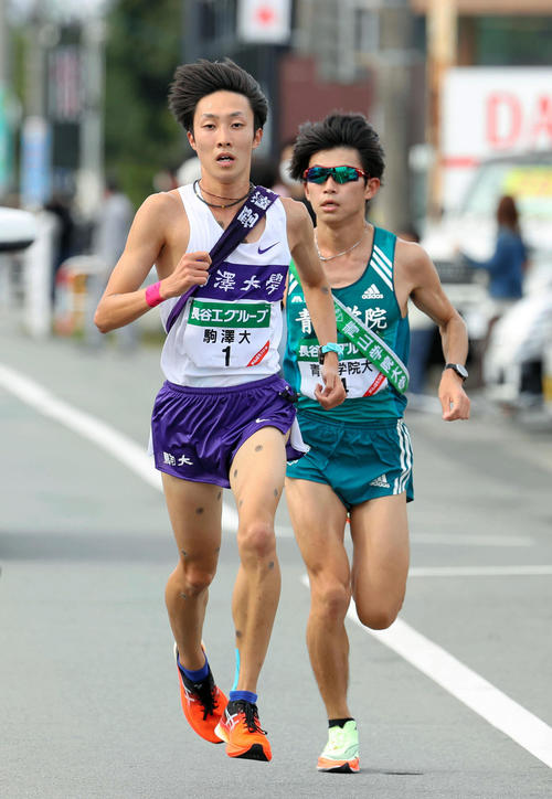 8区で青学大の飯田貴之（右）と競り合う駒大の花尾恭輔（代表撮影）